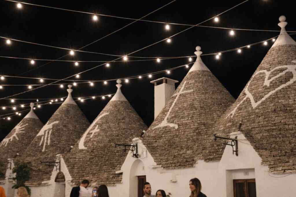 Una visita serale ad Alberobello: l'incanto dei trulli illuminati. 25