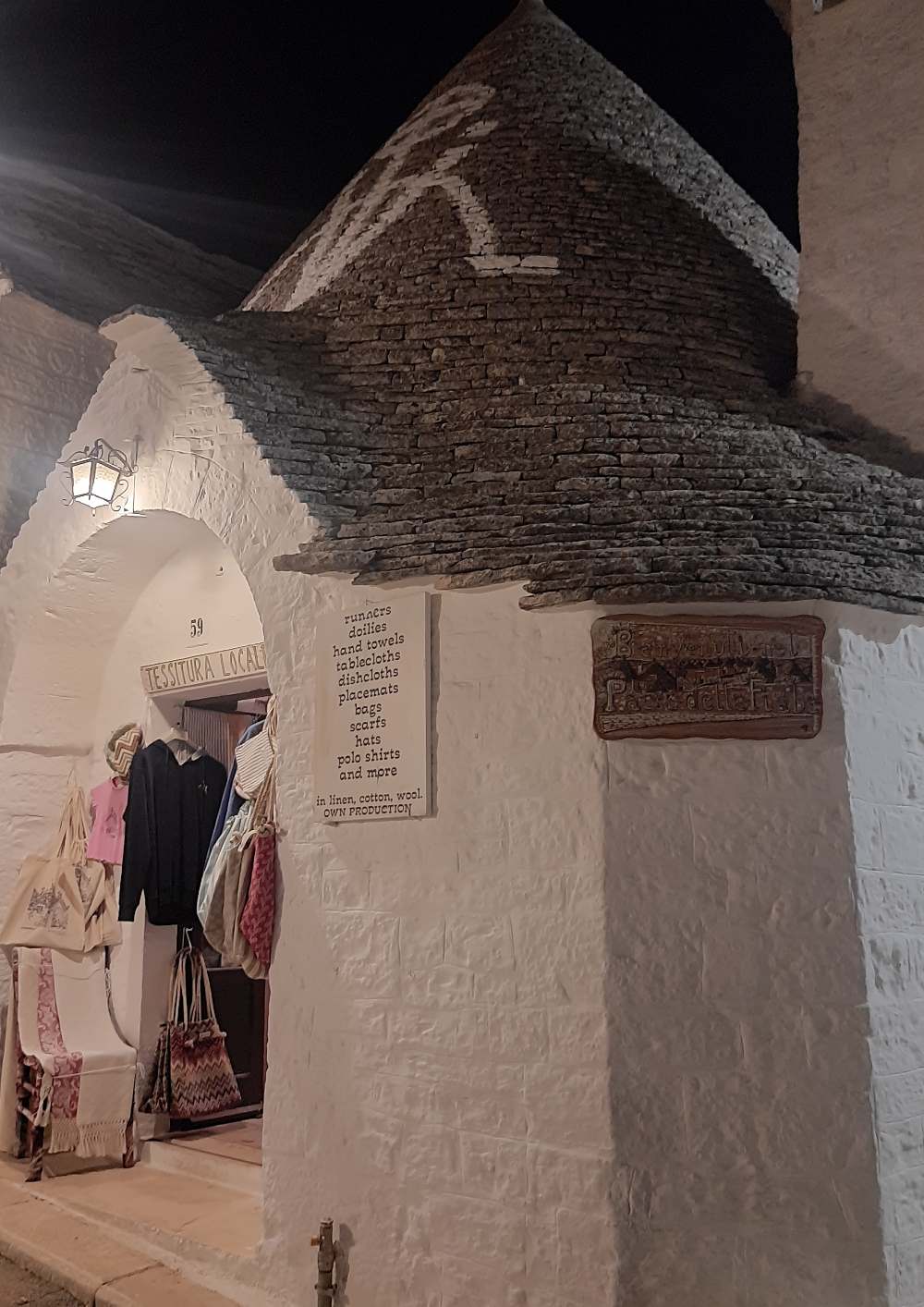 Una visita serale ad Alberobello: l'incanto dei trulli illuminati. 21