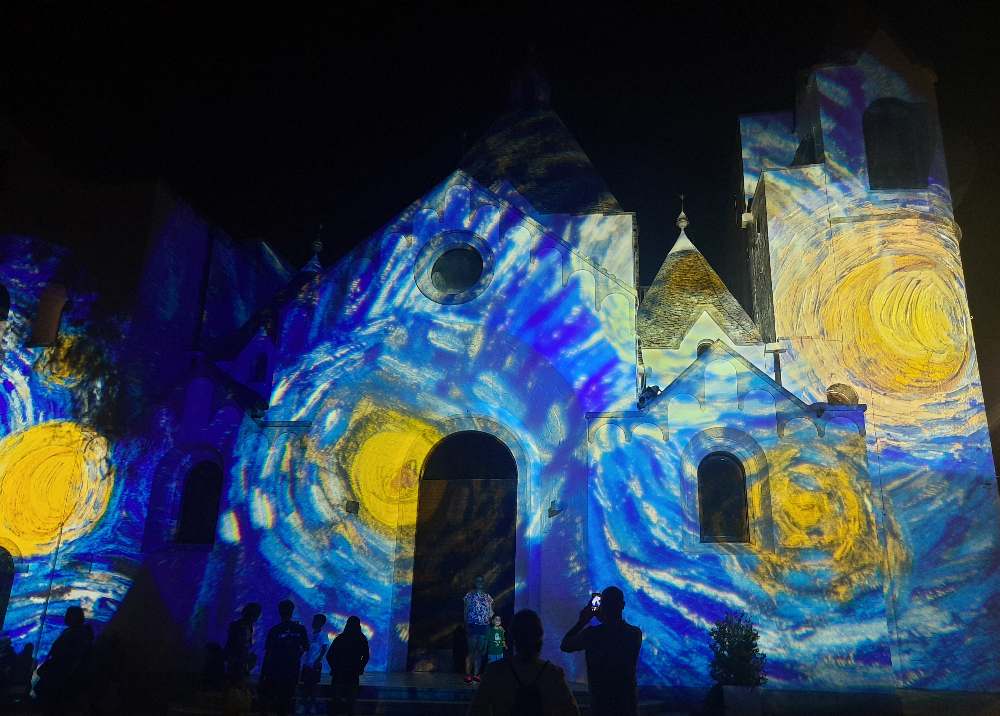 Una visita serale ad Alberobello: l'incanto dei trulli illuminati. 23