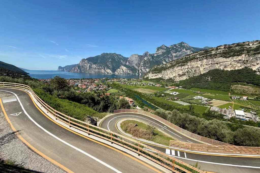 Aperta la nuova pista ciclabile che collega Nago alla piana del Garda: un percorso panoramico con vista sul lago e curve suggestive. 9