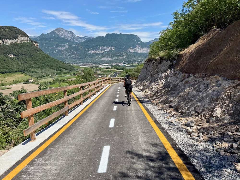 Aperta la nuova pista ciclabile che collega Nago alla piana del Garda: un percorso panoramico con vista sul lago e curve suggestive. 11