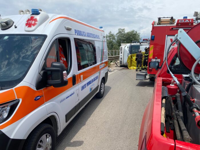 Camion Si Ribalta Sull’aversana, Muore 30Enne 3