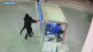 Cinque Rapine In Un Giorno, Arrestati Dalla Squadra Mobile Due Minori 8 Cinque Rapine In Un Giorno, Arrestati Dalla Squadra Mobile Due Minori 7