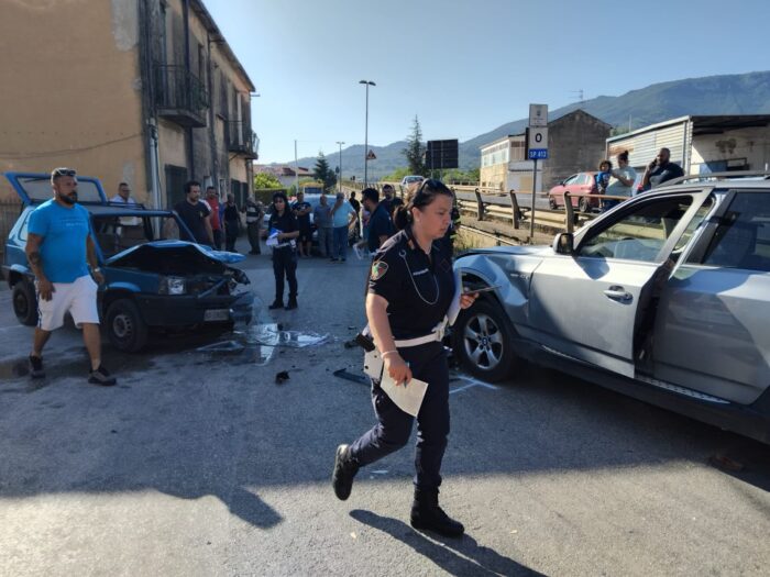 Eboli: Frontale Tra Due Auto, Ferite Due Persone 4 Eboli: Frontale Tra Due Auto, Ferite Due Persone 3