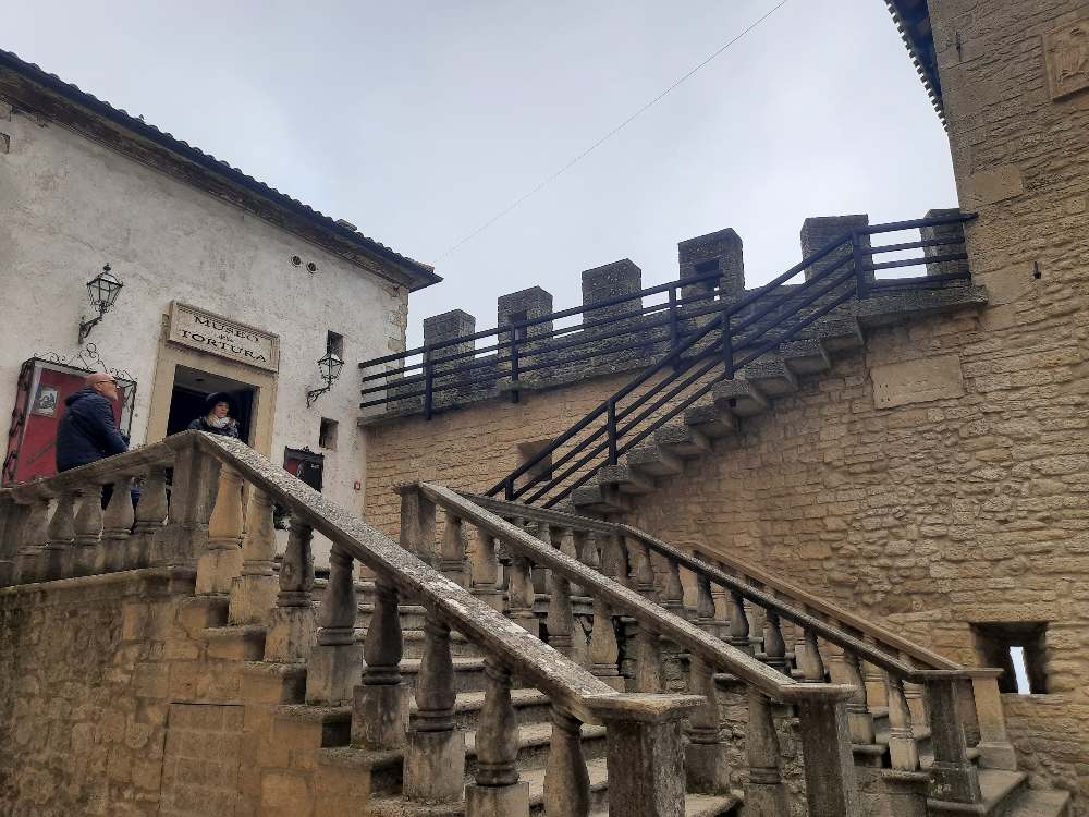 Esplorando San Marino, il mio percorso nella Repubblica più antica del pianeta che appare come un racconto di fantasia. 25