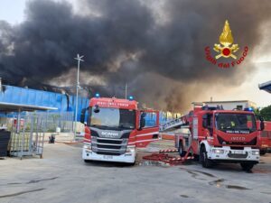 Grosso Incendio Alla Termoplast Di Sarno, Massiccio Dispiegamento Di Soccorsi 8 Grosso Incendio Alla Termoplast Di Sarno, Massiccio Dispiegamento Di Soccorsi 7