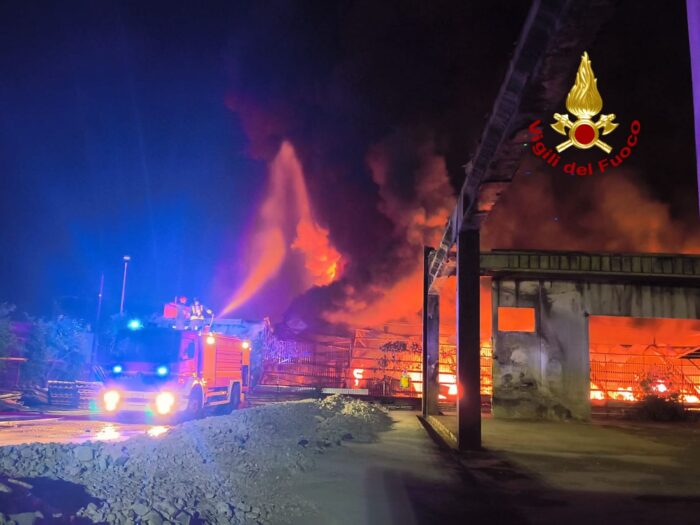 Grosso Incendio Alla Termoplast Di Sarno, Massiccio Dispiegamento Di Soccorsi 6 Grosso Incendio Alla Termoplast Di Sarno, Massiccio Dispiegamento Di Soccorsi 5