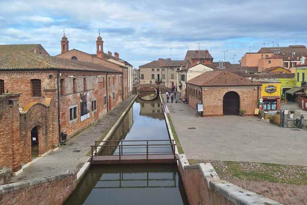 Ho visitato Comacchio, la "piccola Venezia" dell'Emilia, e desidero condividere un'esperienza imperdibile immersi tra i fenicotteri. 23