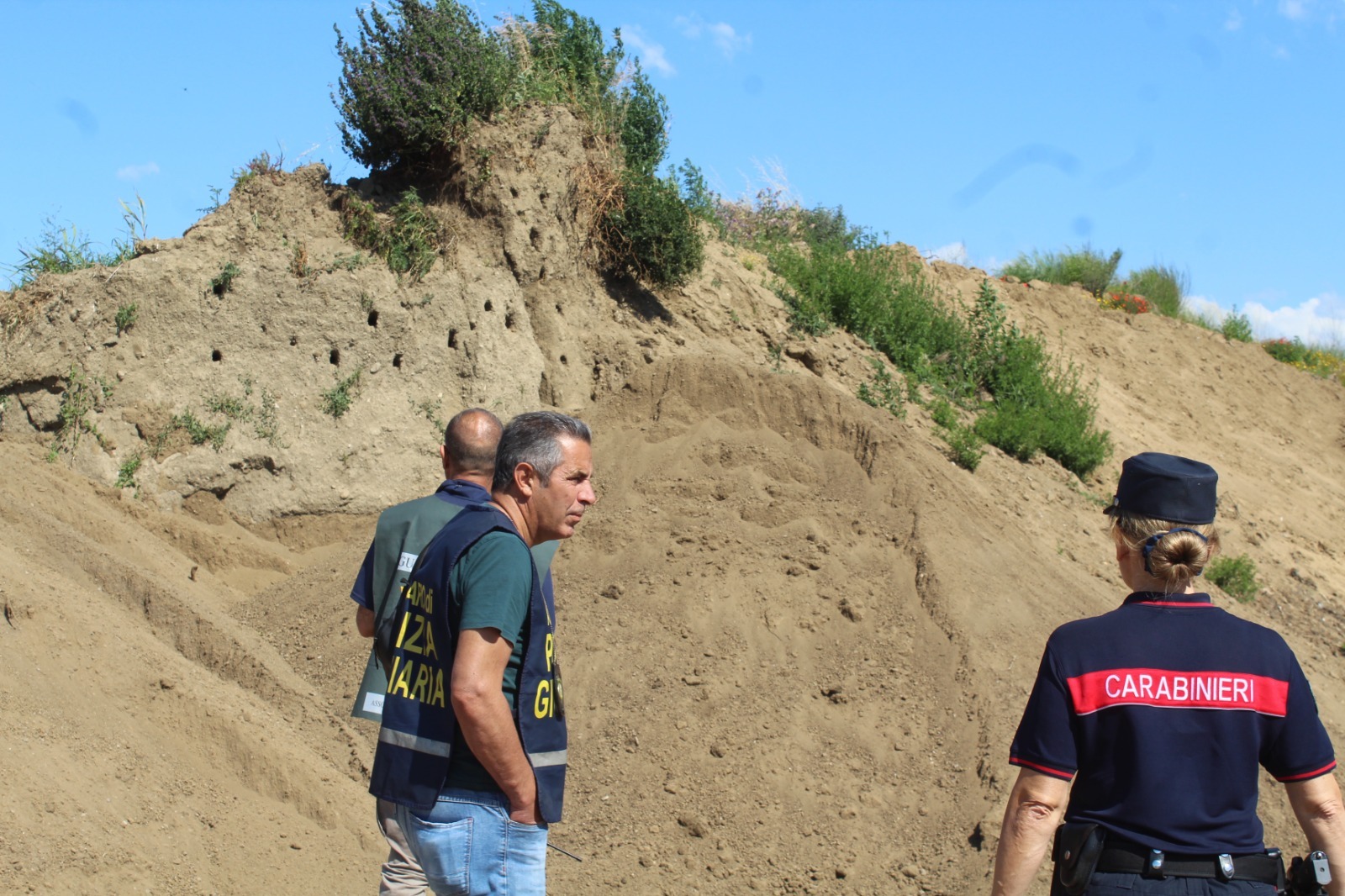 I Gruccioni Svelano Una Discarica Abusiva, Sequestrata Area Ad Eboli 6 I Gruccioni Svelano Una Discarica Abusiva, Sequestrata Area Ad Eboli 5