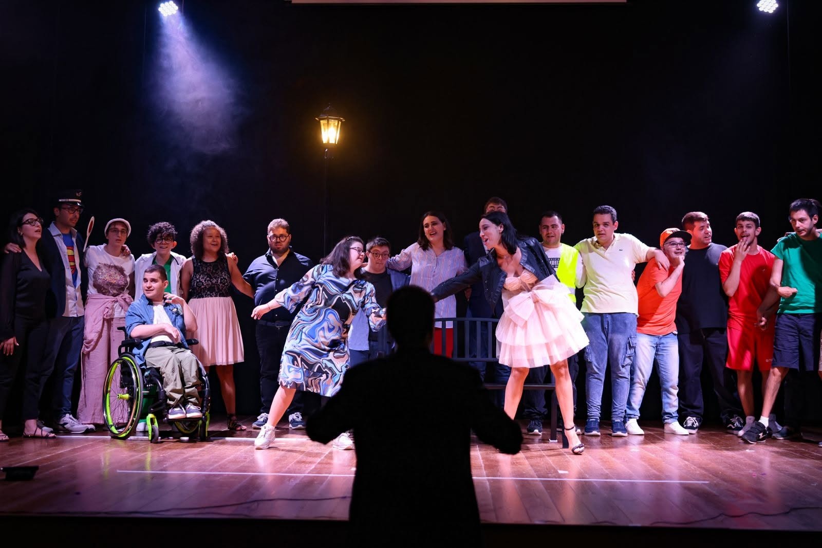 In Scena “Il Libro Sospeso”: Storie Di Ordinari Supereroi /Nuova Edizione Del Laboratorio Teatrale La Girandola 3