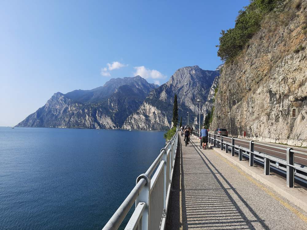Lago di Garda: esploriamo la sponda trentina, dove le montagne si immergono nel lago e i paesi appaiono sospesi nell'aria. 31