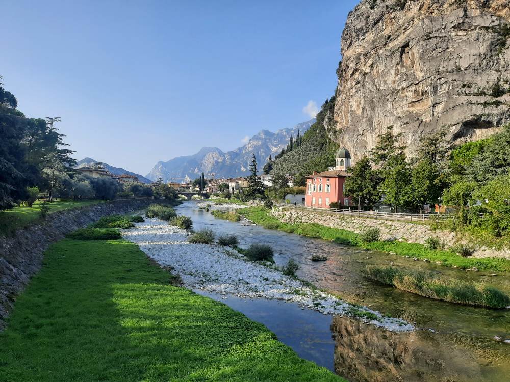 Lago di Garda: esploriamo la sponda trentina, dove le montagne si immergono nel lago e i paesi appaiono sospesi nell'aria. 21