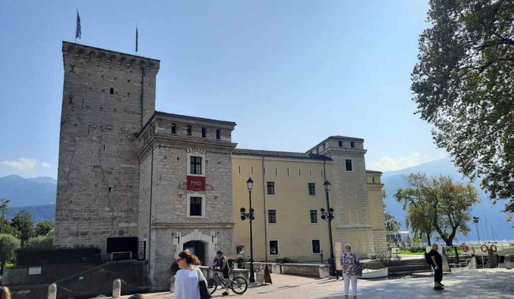Lago di Garda: esploriamo la sponda trentina, dove le montagne si immergono nel lago e i paesi appaiono sospesi nell'aria. 27