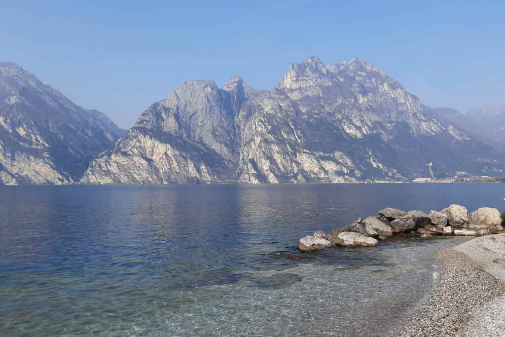 Lago di Garda: esploriamo la sponda trentina, dove le montagne si immergono nel lago e i paesi appaiono sospesi nell'aria. 19