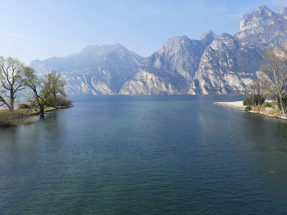 Lago di Garda: esploriamo la sponda trentina, dove le montagne si immergono nel lago e i paesi appaiono sospesi nell'aria. 35