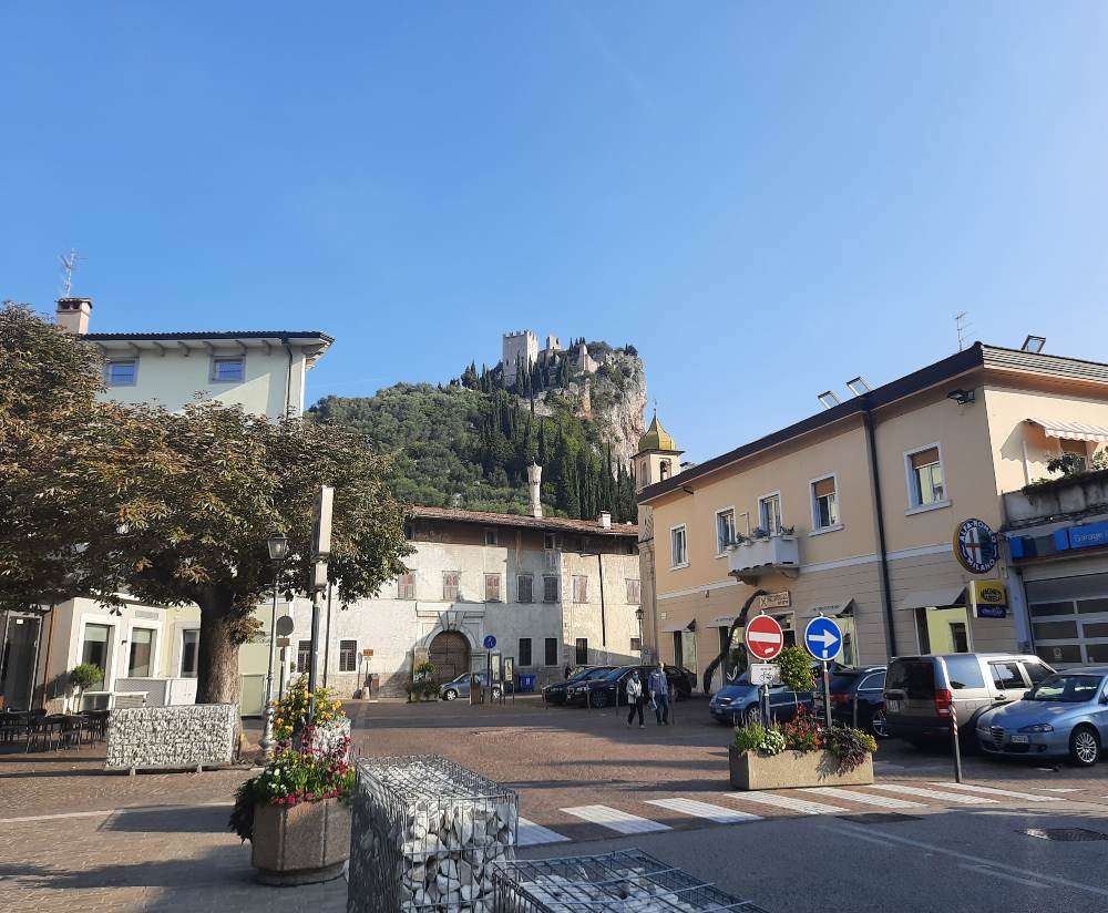 Lago di Garda: esploriamo la sponda trentina, dove le montagne si immergono nel lago e i paesi appaiono sospesi nell'aria. 23