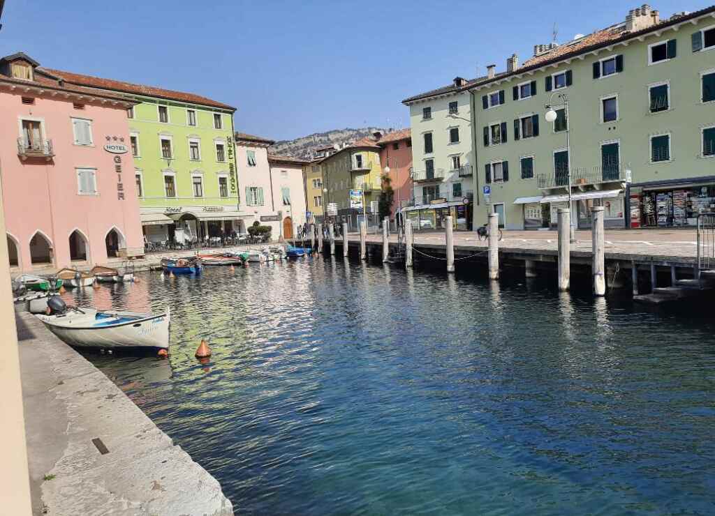 Lago di Garda: esploriamo la sponda trentina, dove le montagne si immergono nel lago e i paesi appaiono sospesi nell'aria. 33