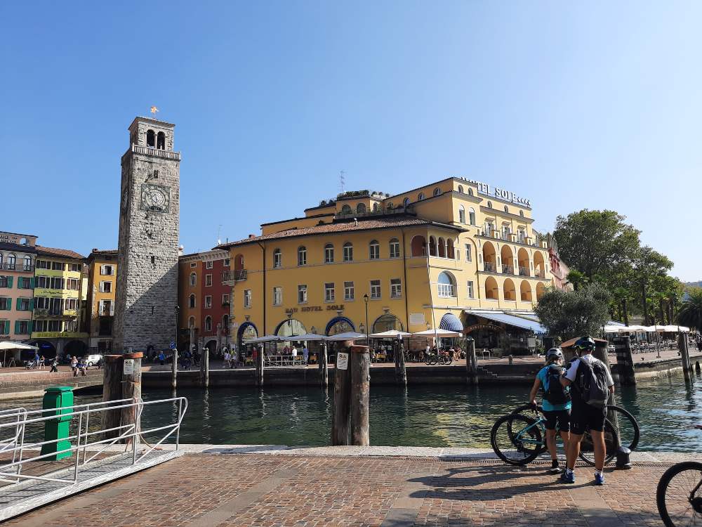 Lago di Garda: esploriamo la sponda trentina, dove le montagne si immergono nel lago e i paesi appaiono sospesi nell'aria. 25