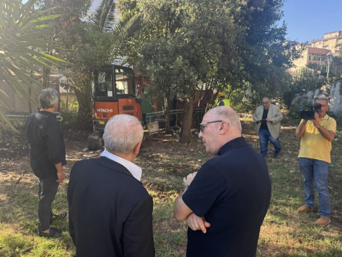 Mercatello, Il Sindaco De Luca Abbatte La Piccola Rogoredo Tra Gli Applausi 4 Mercatello, Il Sindaco De Luca Abbatte La Piccola Rogoredo Tra Gli Applausi 3