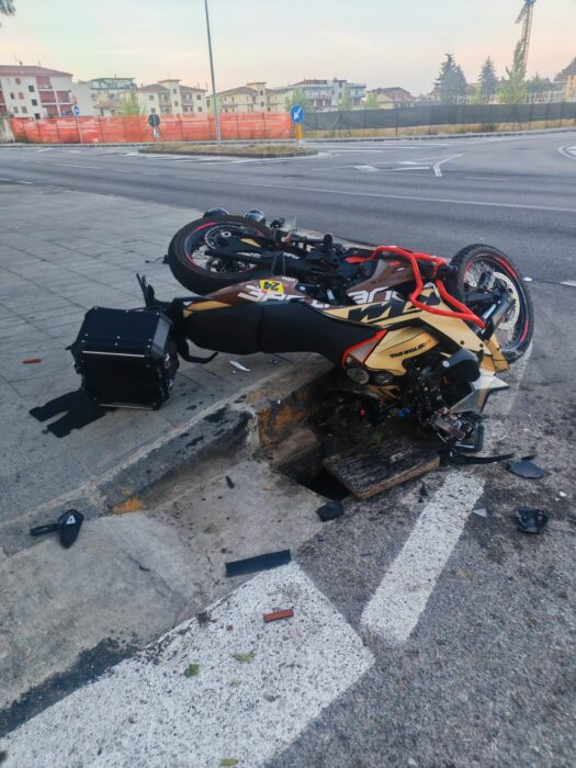 Pontecagnano Faiano: Auto Contro Moto, Feriti Due Giovani 3