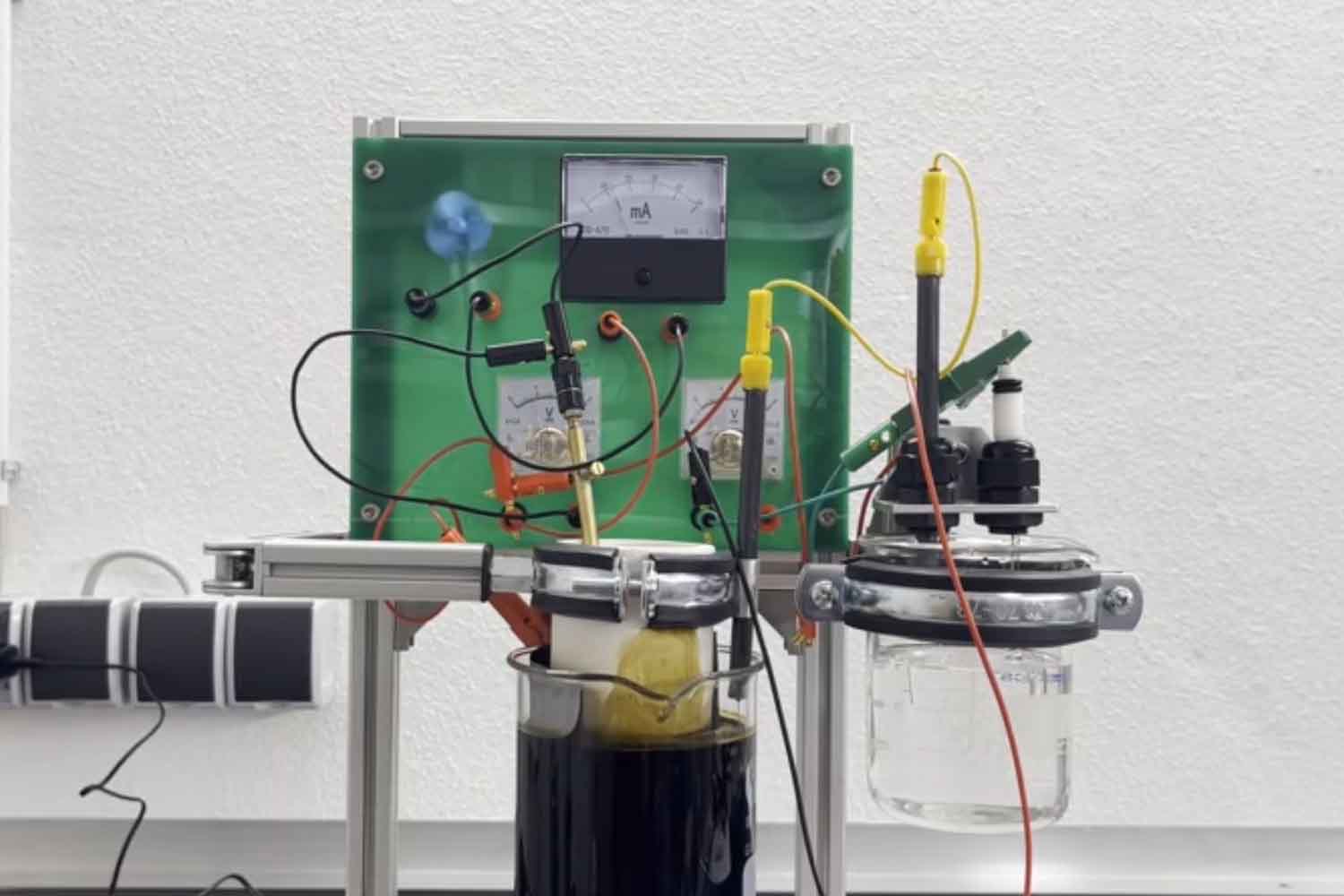 Realizzata una batteria utilizzando il tè verde matcha: scopri l'affascinante esperimento di un youtuber. 4 Realizzata una batteria utilizzando il tè verde matcha: scopri l'affascinante esperimento di un youtuber. 3