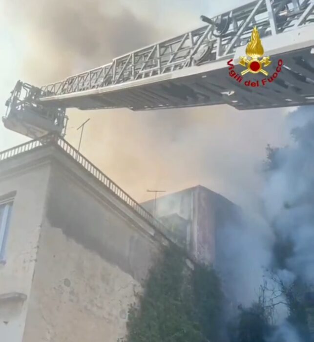 Salerno: Incendio In Un Appartamento Disabitato In Via Benedetto Croce, Vigili Del Fuoco In Azione 3
