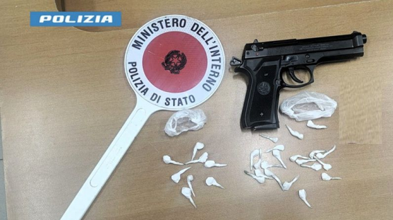 Salerno, La Polizia Ritrova Involucri Di Cocaina Ed Una Pistola Giocattolo All’Interno Di Un Aiuola 4 Salerno, La Polizia Ritrova Involucri Di Cocaina Ed Una Pistola Giocattolo All’Interno Di Un Aiuola 3