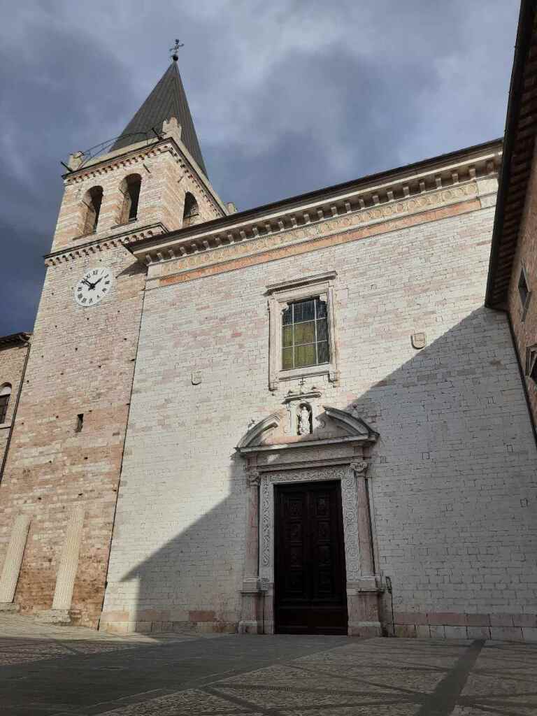 Scopri Spello, il suggestivo borgo umbro noto per l'Infiorata, caratterizzato da vicoli ricchi di colori e profumi. 21