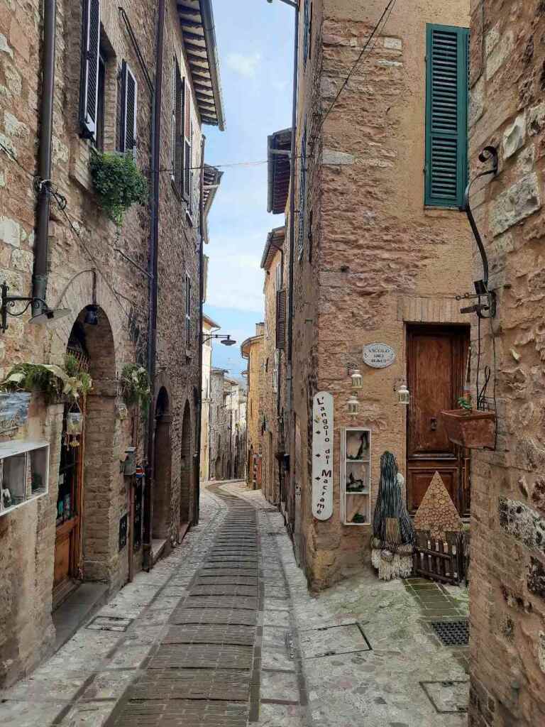 Scopri Spello, il suggestivo borgo umbro noto per l'Infiorata, caratterizzato da vicoli ricchi di colori e profumi. 17