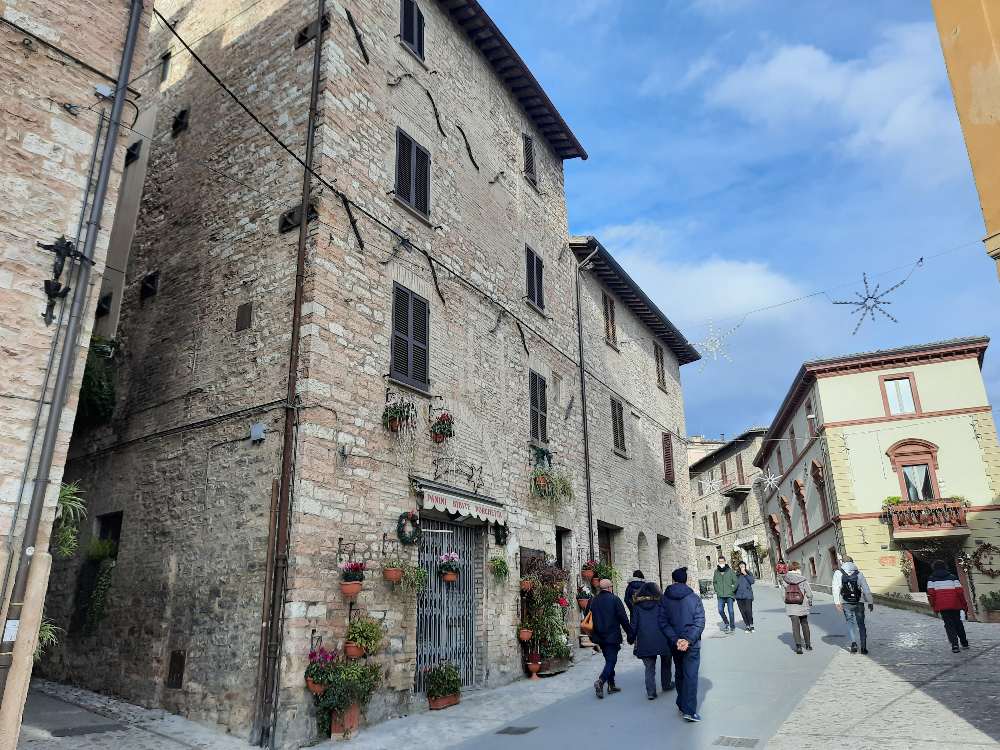 Scopri Spello, il suggestivo borgo umbro noto per l'Infiorata, caratterizzato da vicoli ricchi di colori e profumi. 23
