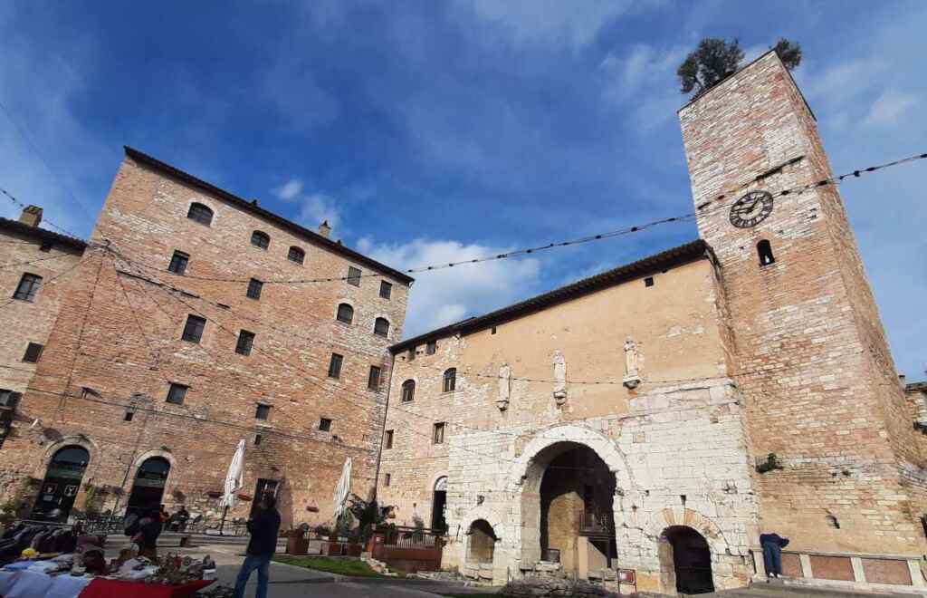 Scopri Spello, il suggestivo borgo umbro noto per l'Infiorata, caratterizzato da vicoli ricchi di colori e profumi. 13