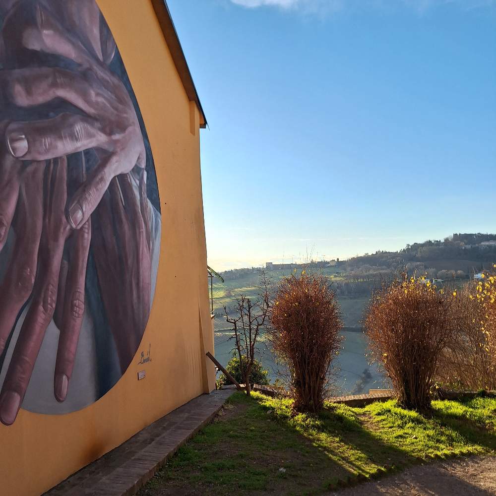 Ti accompagno a Dozza, il villaggio decorato con murales vicino a Imola, con una splendida vista sui colli emiliani. 31