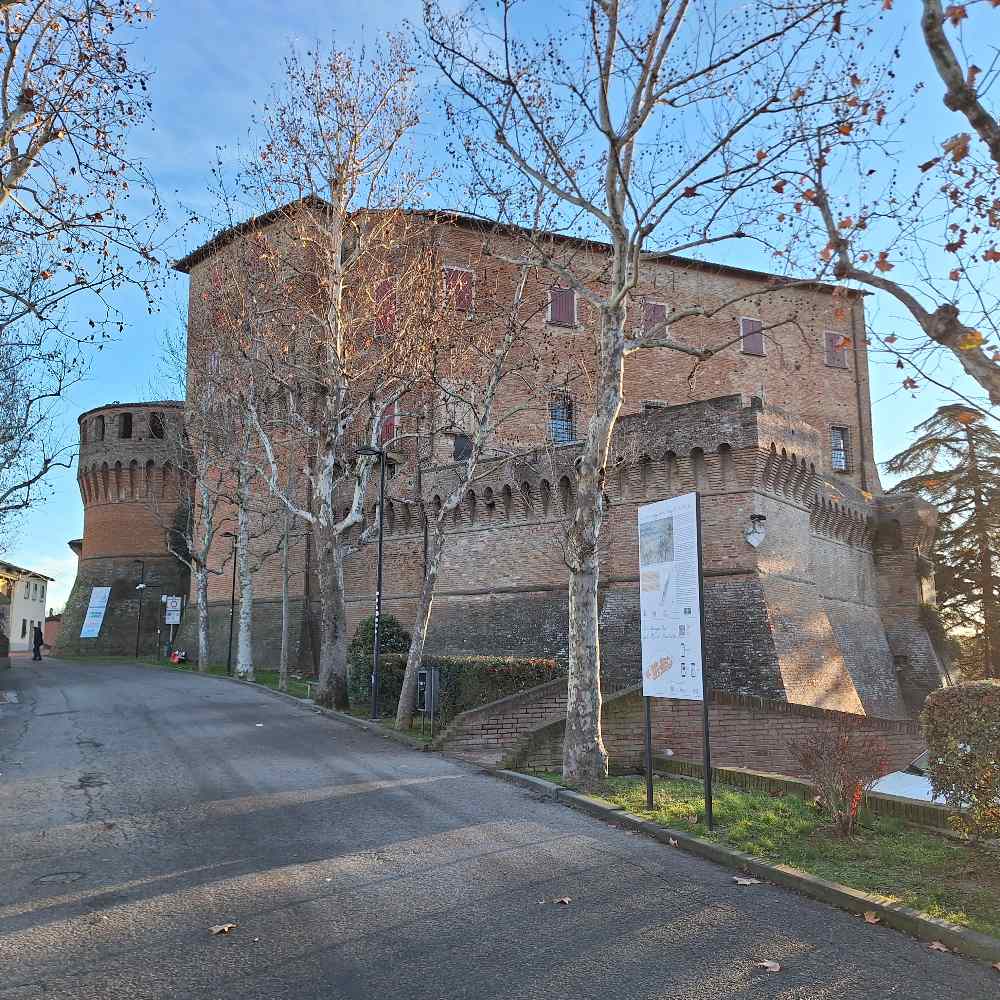 Ti accompagno a Dozza, il villaggio decorato con murales vicino a Imola, con una splendida vista sui colli emiliani. 37