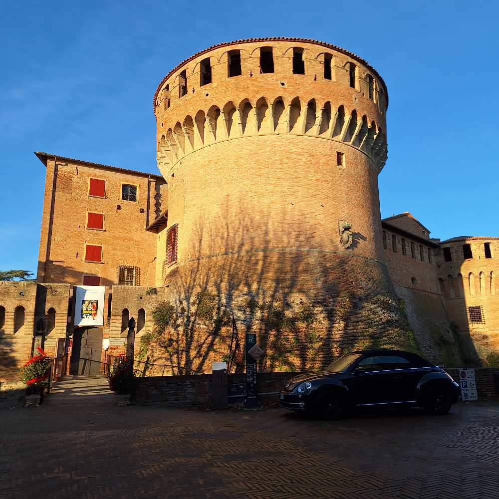 Ti accompagno a Dozza, il villaggio decorato con murales vicino a Imola, con una splendida vista sui colli emiliani. 35