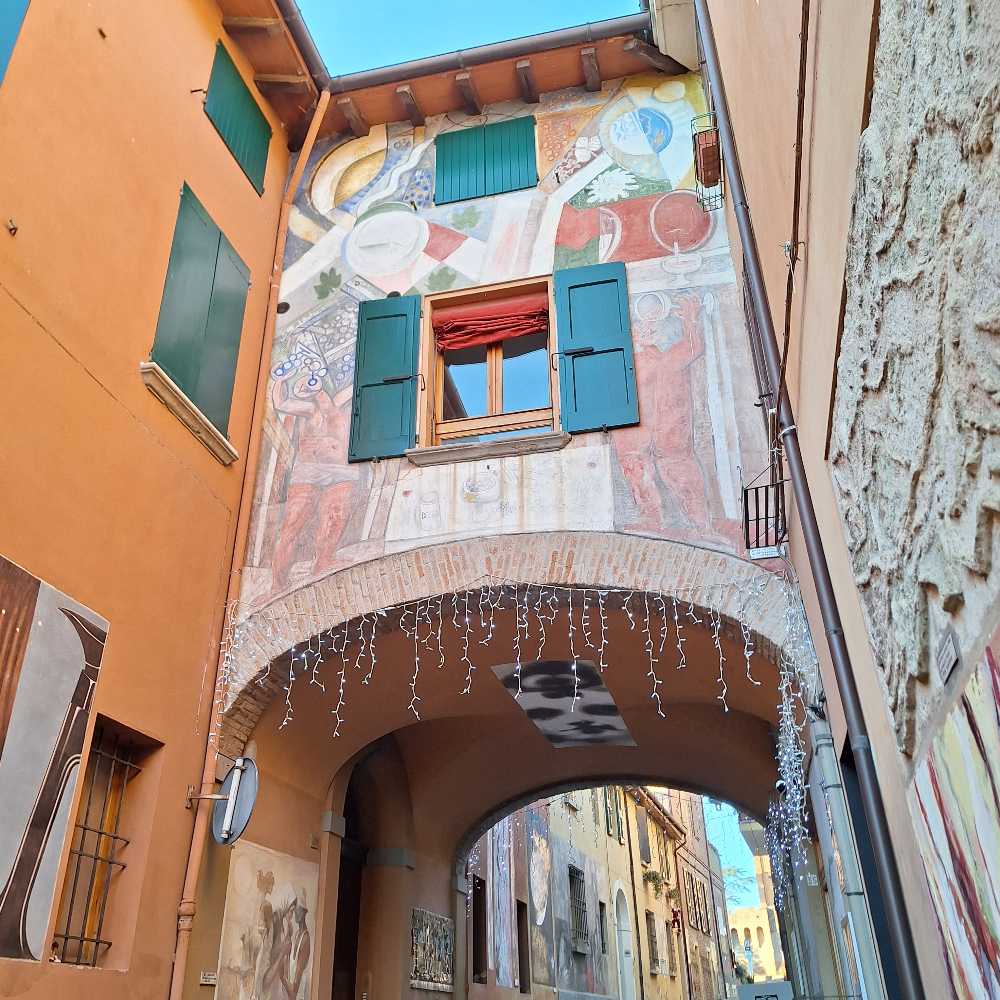 Ti accompagno a Dozza, il villaggio decorato con murales vicino a Imola, con una splendida vista sui colli emiliani. 29