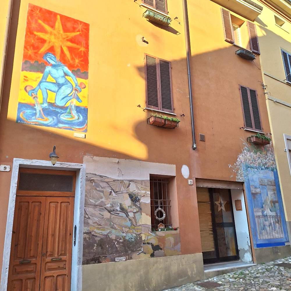 Ti accompagno a Dozza, il villaggio decorato con murales vicino a Imola, con una splendida vista sui colli emiliani. 21