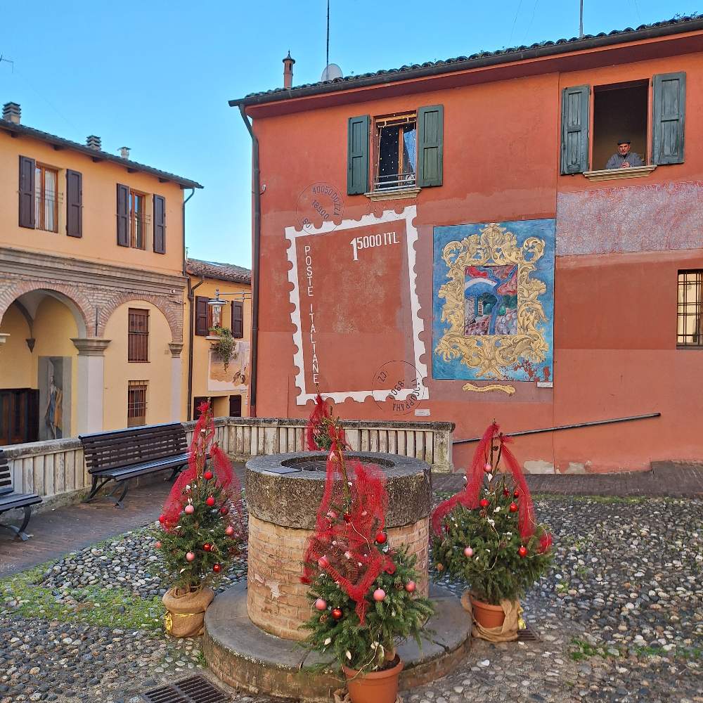 Ti accompagno a Dozza, il villaggio decorato con murales vicino a Imola, con una splendida vista sui colli emiliani. 23