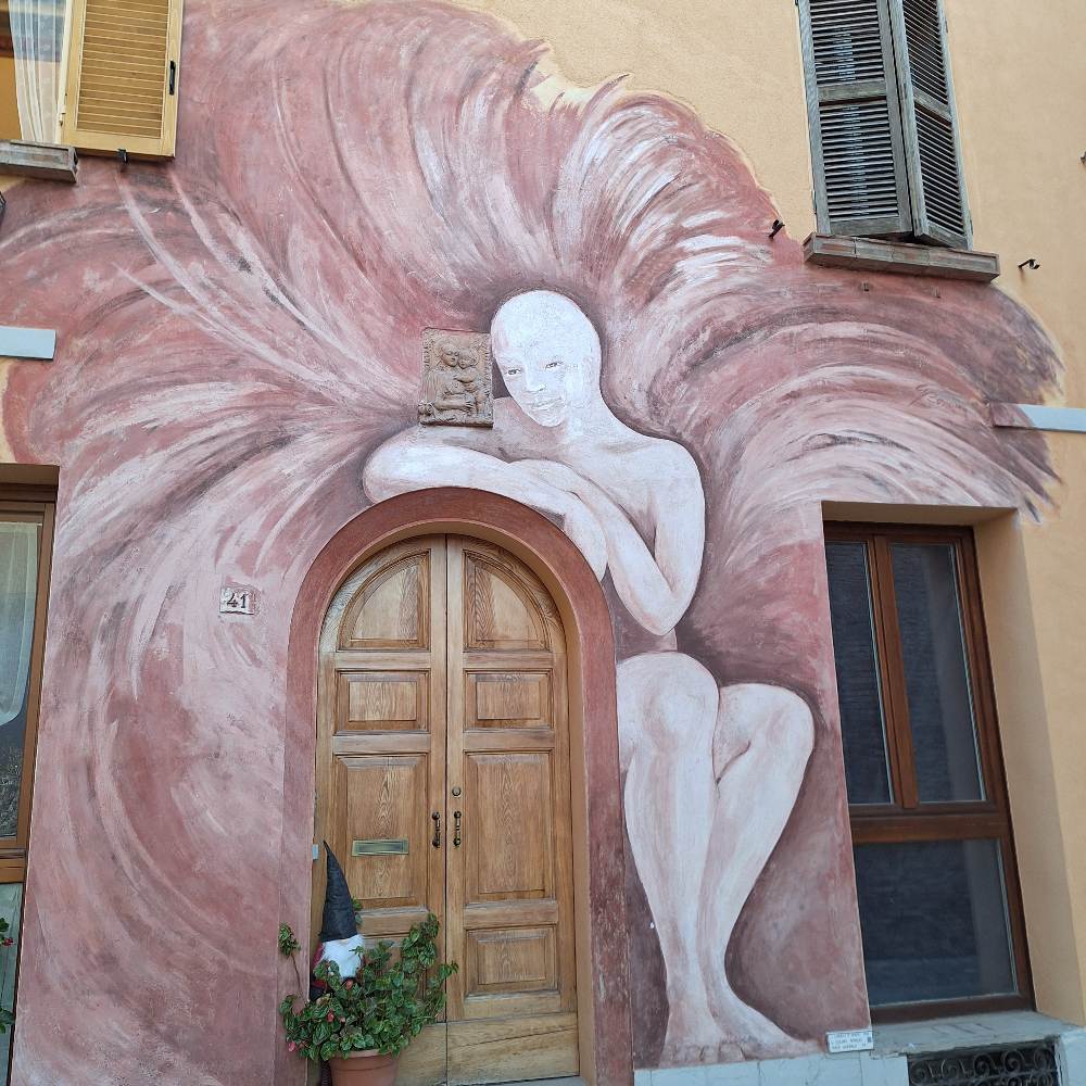 Ti accompagno a Dozza, il villaggio decorato con murales vicino a Imola, con una splendida vista sui colli emiliani. 27