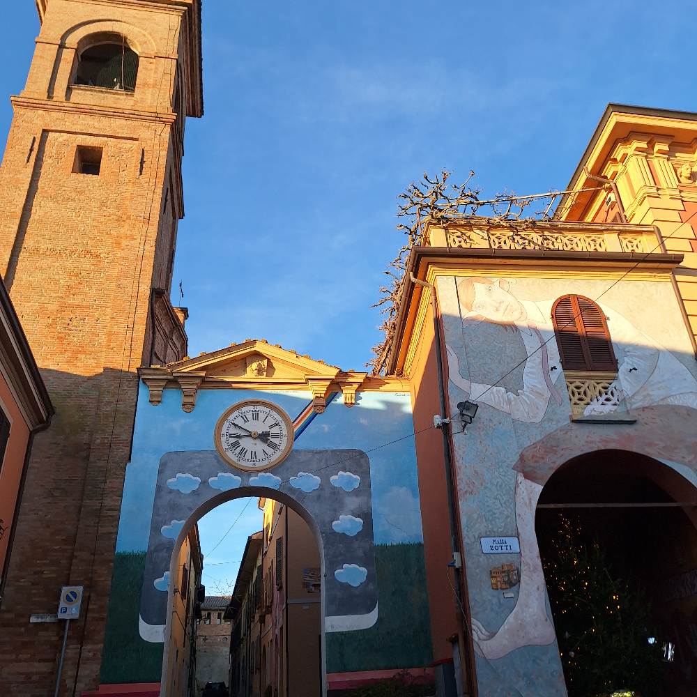 Ti accompagno a Dozza, il villaggio decorato con murales vicino a Imola, con una splendida vista sui colli emiliani. 25