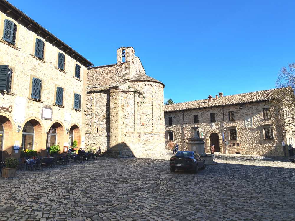 Ti accompagno alla scoperta dei borghi più affascinanti della Romagna, con panorami mozzafiato sul mare. 29