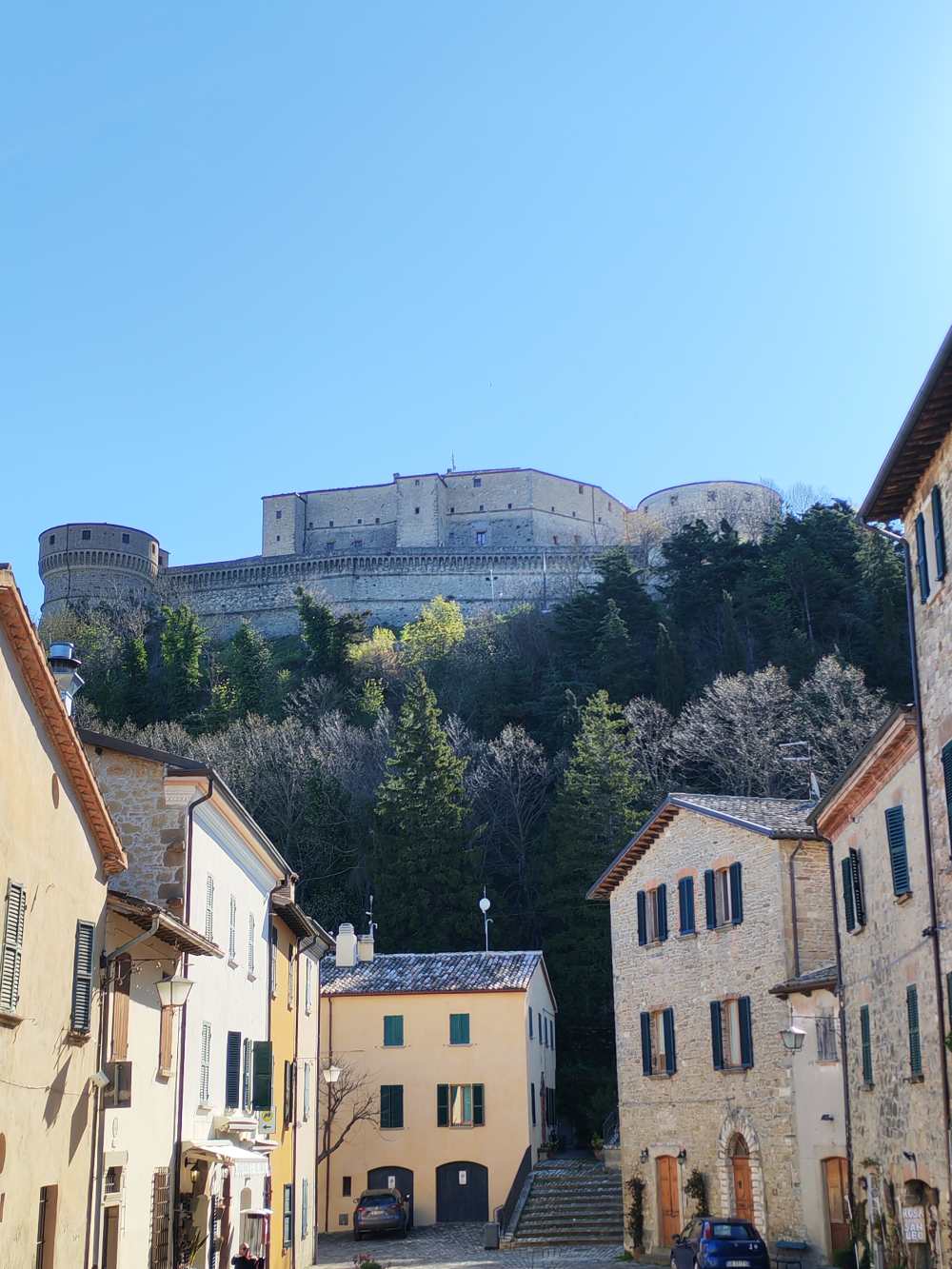 Ti accompagno alla scoperta dei borghi più affascinanti della Romagna, con panorami mozzafiato sul mare. 27