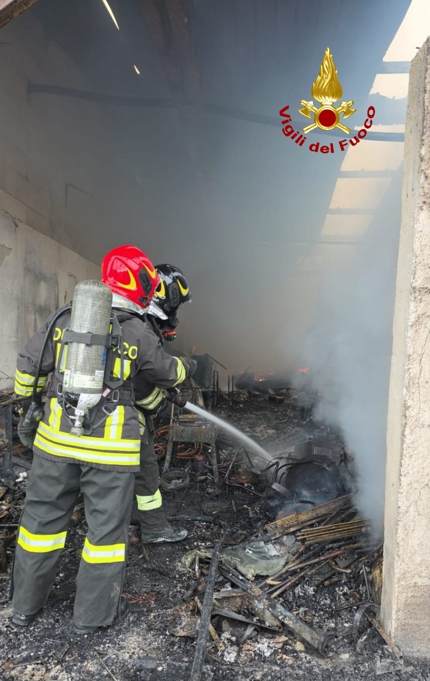 Torraca: Capannone In Fiamme, Intervento Dei Vigili Del Fuoco 4 Torraca: Capannone In Fiamme, Intervento Dei Vigili Del Fuoco 3