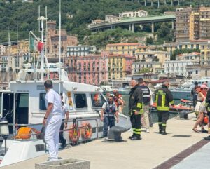 Traghetto In Fiamme, Passeggeri Messi In Salvo 7