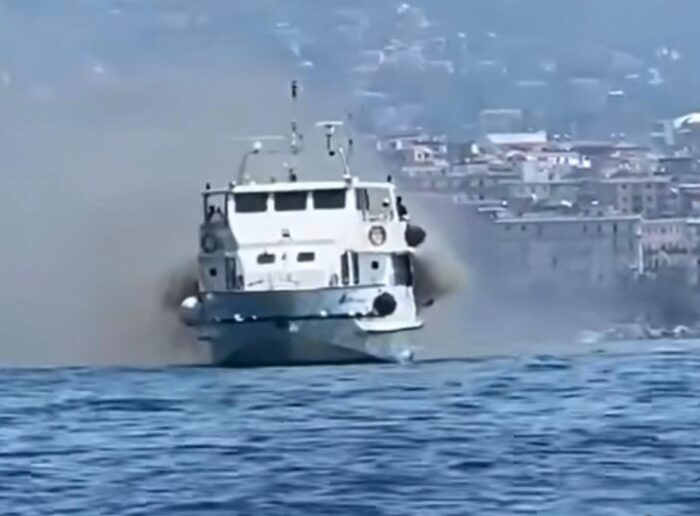 Traghetto In Fiamme, Passeggeri Messi In Salvo 5