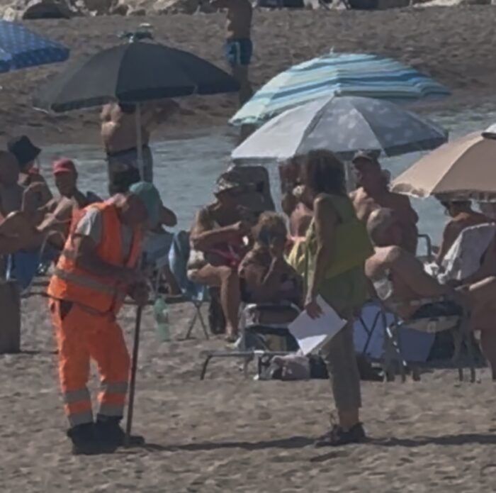 Universo Beach, Carotaggi Tra I Bagnanti Per Esaminare La Sabbia 6 Universo Beach, Carotaggi Tra I Bagnanti Per Esaminare La Sabbia 5