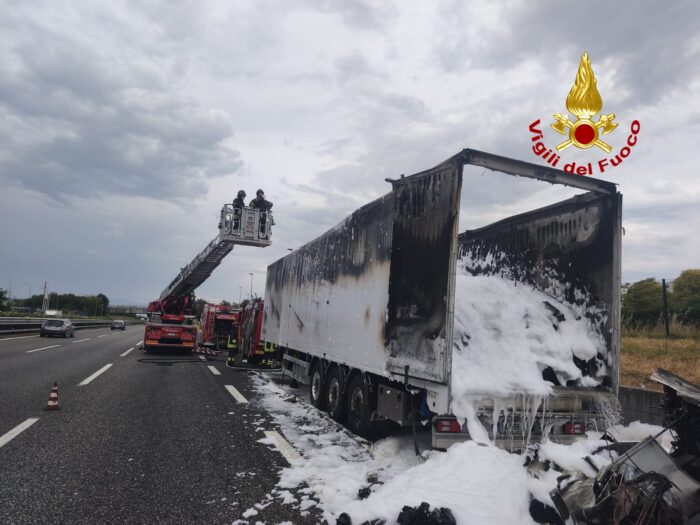 Autoarticolato In Fiamme Lungo L’A2 Del Mediterraneo, Intervento Dei Vigili Del Fuoco 5