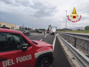 Autoarticolato In Fiamme Lungo L’A2 Del Mediterraneo, Intervento Dei Vigili Del Fuoco 7
