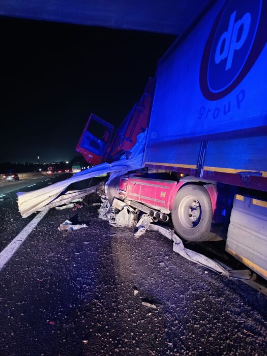 Colpo Di Sonno Mentre È Alla Guida Del Tir, Sfiorata La Tragedia Sull’A2 Del Mediterraneo 6 Colpo Di Sonno Mentre È Alla Guida Del Tir, Sfiorata La Tragedia Sull’A2 Del Mediterraneo 5