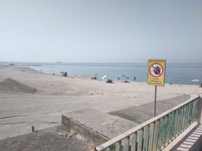 Divieti E Transenne Sulla Spiaggia Di Universo Beach, Ma I Bagnanti Restano – 8 Divieti E Transenne Sulla Spiaggia Di Universo Beach, Ma I Bagnanti Restano – 7