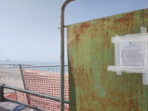 Divieti E Transenne Sulla Spiaggia Di Universo Beach, Ma I Bagnanti Restano – 10 Divieti E Transenne Sulla Spiaggia Di Universo Beach, Ma I Bagnanti Restano – 9